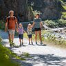 Familien Wanderung Kundler Klamm | © Alpbachtal Tourismus | shootandstyle Auf diesem Bild zu sehen eine Familie bestehend aus Mutter, Vater, Tochter und Sohn, welche gerade der Kundler Klamm entlang wandern | © Alpbachtal Tourismus | shootandstyle