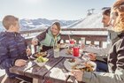 Genießen Sie die Verschnaufpause vom Skifahren auf der Sonnenterrasse mit traumhaftem Ausblick.