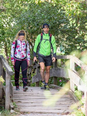 Wanderbilder Shoot & Style Wildschönau 2019 FG Sautner REchte Wildschönau Tourismus Low über Holzbrück Franziskusweg.jpg | © Wildschönau Tourismus