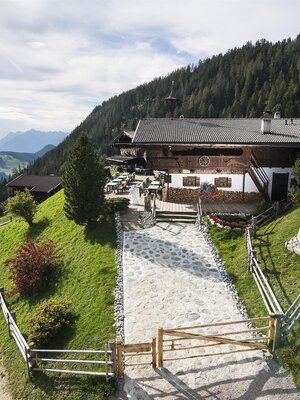 Eingangsbereich Alm mit Zaun | © Fam. Kostenzer